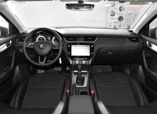 這款是三廂車：的就是這么能“裝”，配1。2T發(fā)動機!