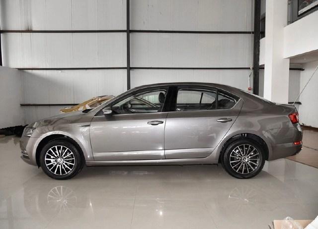 這款是三廂車：的就是這么能“裝”，配1。2T發(fā)動機!