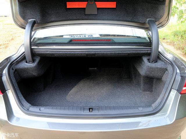 中國品牌轎車誰更強(qiáng) 紅旗H5競品對比