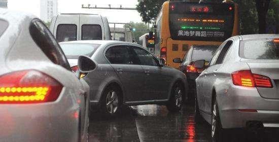 堵車鬧心又容易出車禍 學會這幾招保證再也不被剮蹭