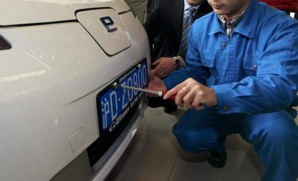 每次暴雨后都能撿到一堆車牌，車牌為何這么容易掉？
