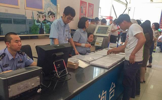 每次暴雨后都能撿到一堆車牌，車牌為何這么容易掉？
