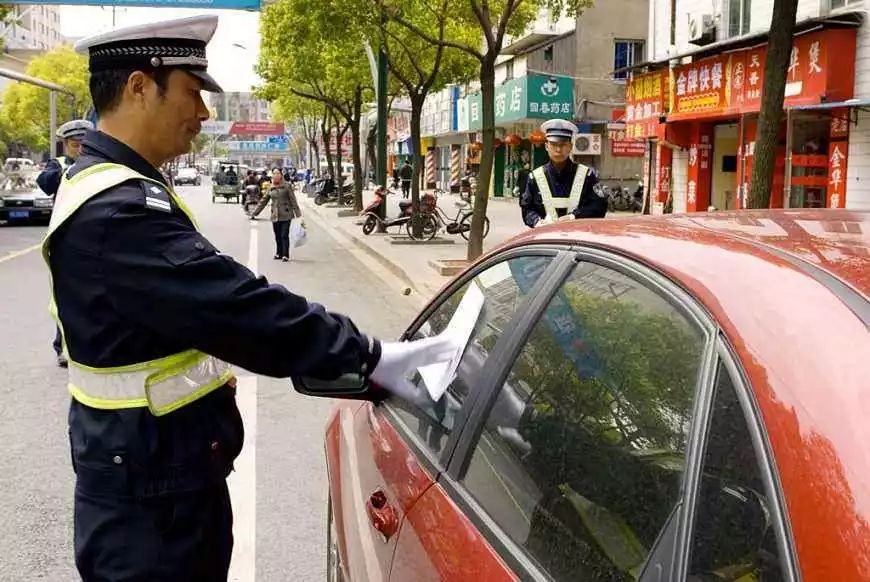 路上最容易違章的10個場景，不好好看100分都不夠扣！