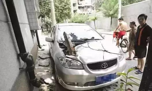 停車真的有講究 這樣三個停車位 你會停哪兒