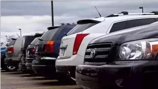 停車真的有講究 這樣三個停車位 你會停哪兒