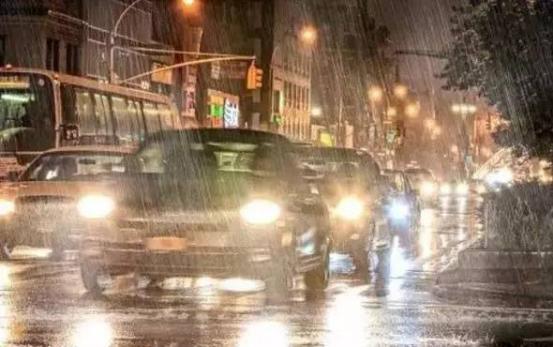 下雨開(kāi)車(chē)注意事項(xiàng)你學(xué)到了嗎 雨天用車(chē)技巧