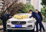 羨慕了！誰不想擁有這樣一支溫暖的婚禮車隊呢？