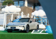 全球首款AI汽車小鵬P7+首秀亮相，開啟AI汽車時代
