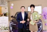 阿維塔07銷量火爆：姚安娜親臨現場提車