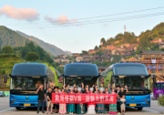 國旅客運標(biāo)桿！蘇州金龍新V系客車打造西江景區(qū)直通車新紀(jì)元