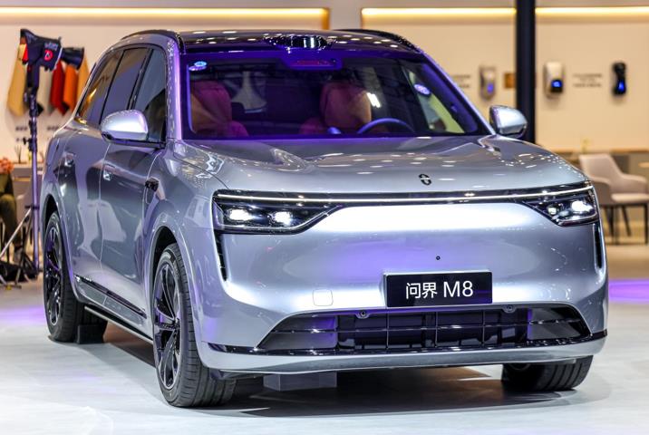 白敬亭亮相粵港澳車展 官宣問界品牌摯友及問界M8車主